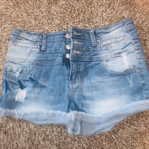 Mid rise shorts💙